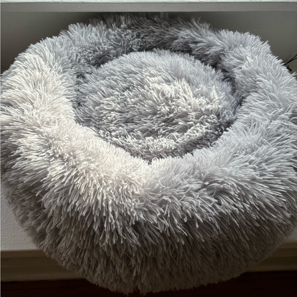 Plush cat bed - Picture 2 of 3